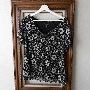 Avenue Lace Top Size 18/20 Black & White Floral Overlay Blouse Scalloped Hem